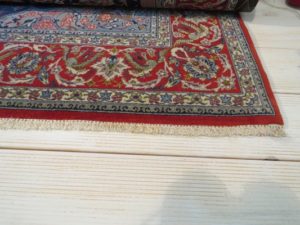 Brzeg dywanu z naprawionymi frędzlami