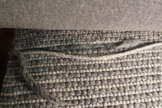 Duże uszkodzenie dywanu tuftowego
