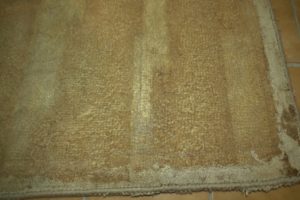 Zniszczony spód dywan tuftowany