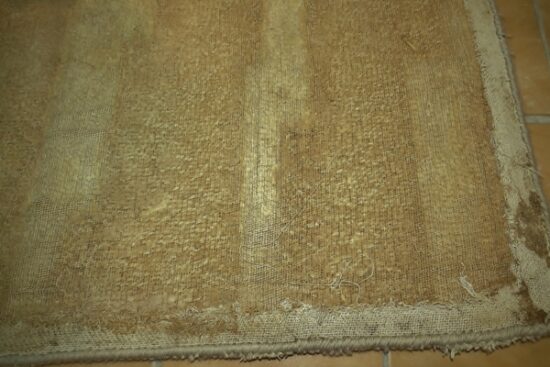 Zniszczony spód dywan tuftowany