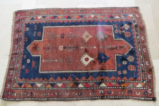 dywan orientalny z uzupełnionymi ubytkami