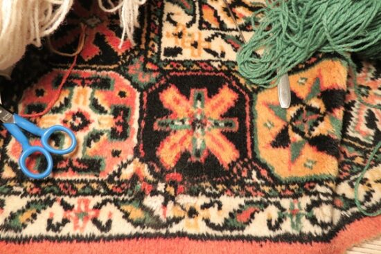 Naprawiony fragment dywanu wełnianego