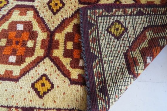 Spód ręcznie wiązanego dywanu