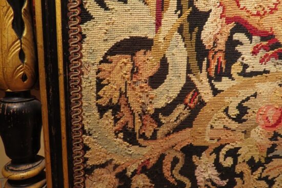Duże ubytki haftu na skutek żerowania moli