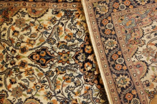 Spód dywanika z widocznymi gęstymi węzełkami