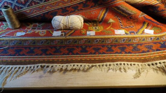 Poprzecierane frędzle dywanu z Kietrza