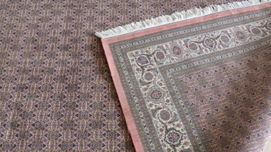 Brzeg dywanu z frędzlami i widok lewej strony