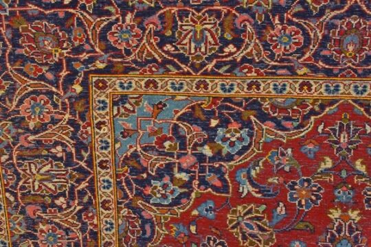 Lewa strona dywanu z widocznym wzorem