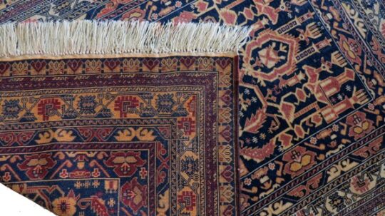 Zbliżenie frędzli i lewej strony dywanu