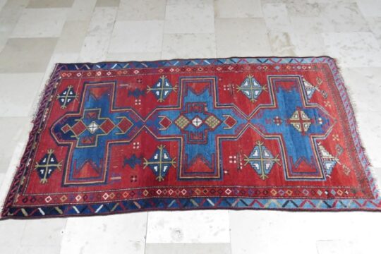 Obszyty ręcznie dywan kaukaski