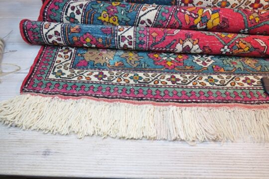 Lewa strona dywanu z nowymi frędzlami