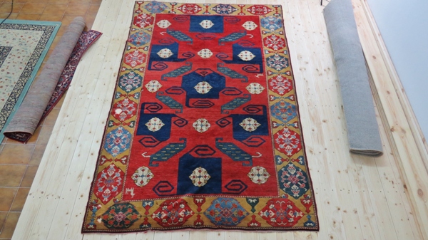 Azerbejdżański dywan przed naprawą