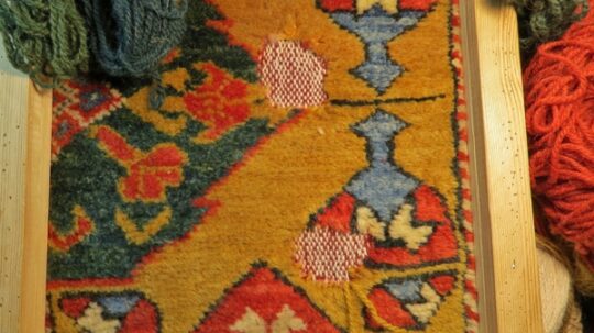 Azerbejdżański dywan z osnutymi dziurami