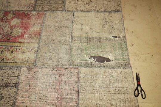 Uszkodzony dywan patchworkowy