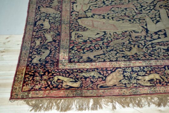 Oczyszczony z wiekowego brudu fragment dywanu