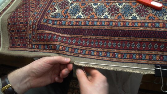 Ręczne obszywanie brzegu dywanu